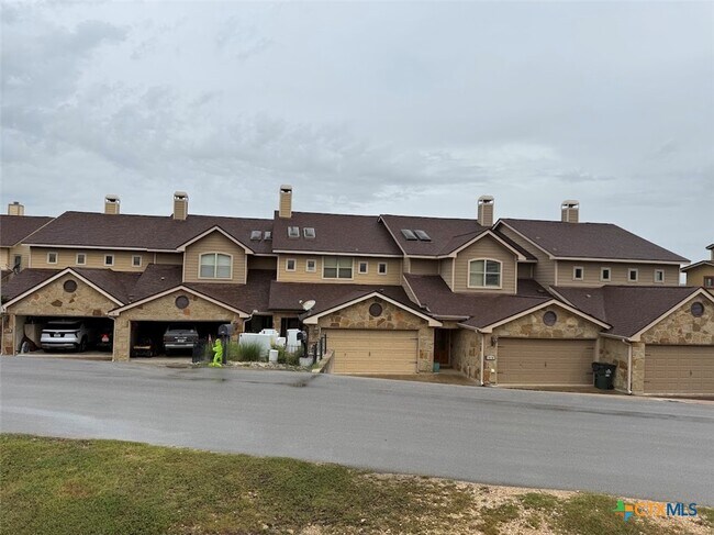 Building Photo - 976 Parkview Dr