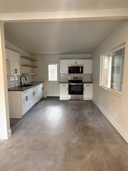 Building Photo - 2829 Manor Dr