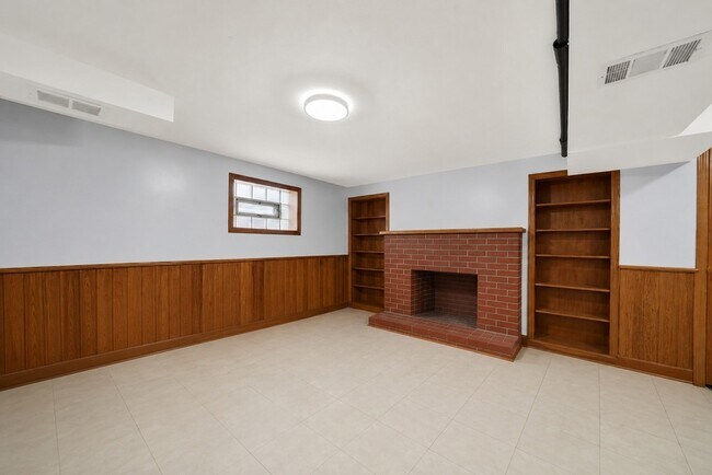 Building Photo - 6452 S Knox Ave