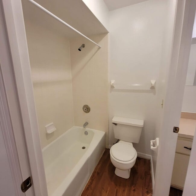 Building Photo - 2 bed 1.5 bath just remodeled