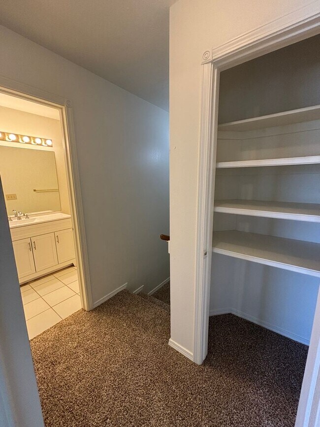 Building Photo - 3br 2.5ba on Surrey Hills Golf Course!!