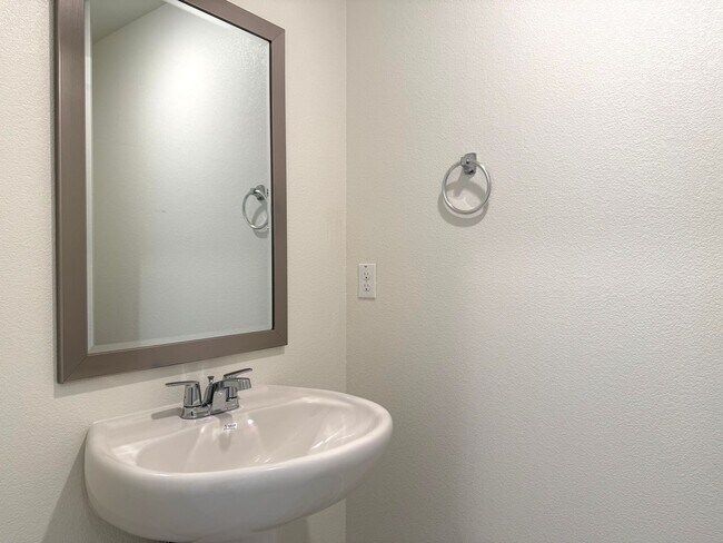 Building Photo - 2024 Shady Tree Cir