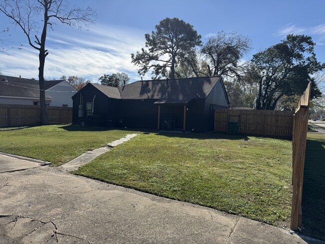 Large Backyard for Pets - 4703 Winfree Dr