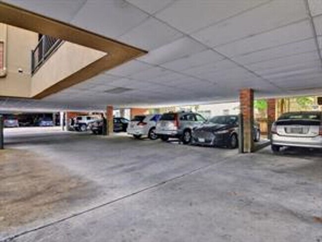 Building Photo - 1/1 Condo Walking Distance to UT