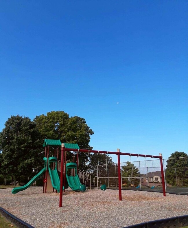 Building Photo - Spacious One Bedroom Apartment with W/D Connection!