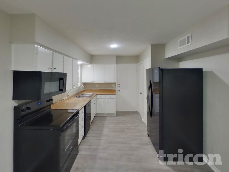 Building Photo - 3221 Edgebrook Dr