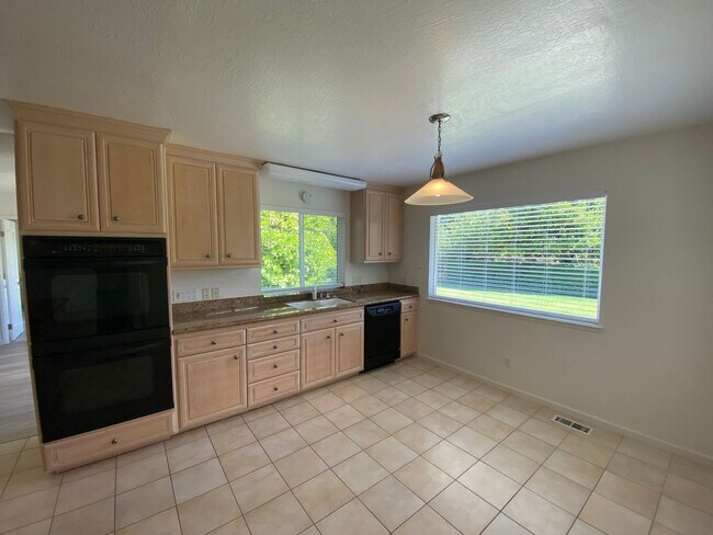 Building Photo - 507 Walnut Ct