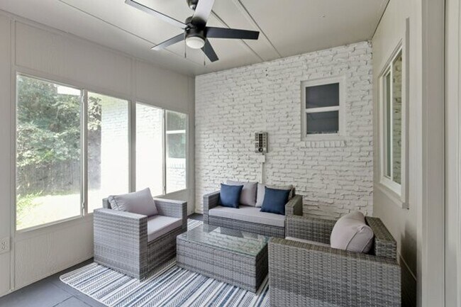 Building Photo - 3 bedroom 2 bath house 1-car garage walk to TMH!! Available in MAY!