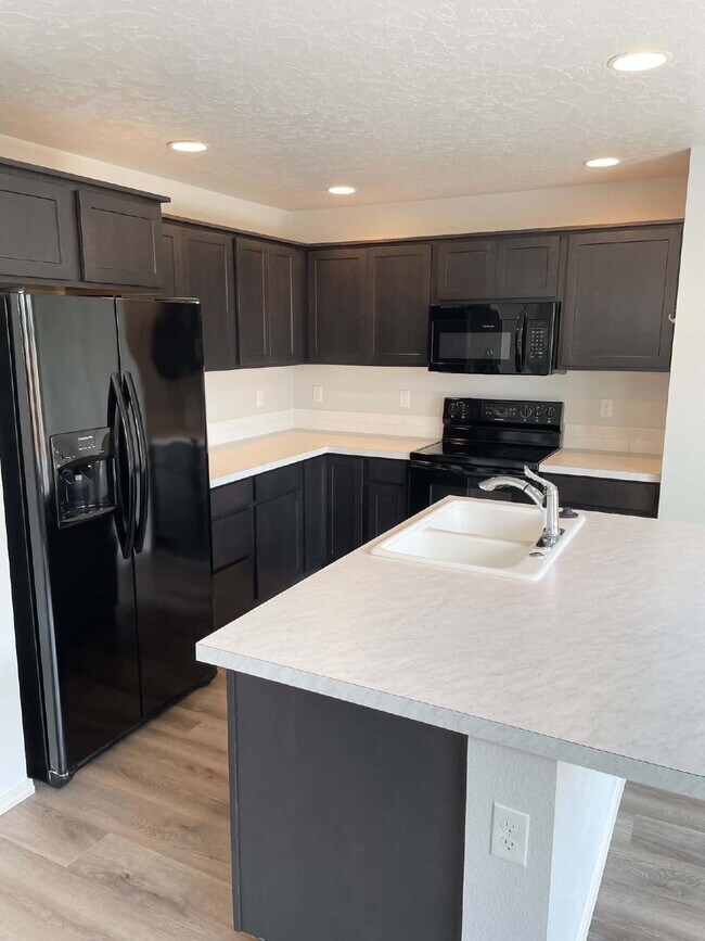 Building Photo - "Charming 3-Bed Oasis on East Drouillard Street with 2.5 Baths and 1470 Sq Ft in Nampa!"