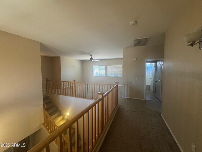 Building Photo - 1359 E Parkview Dr