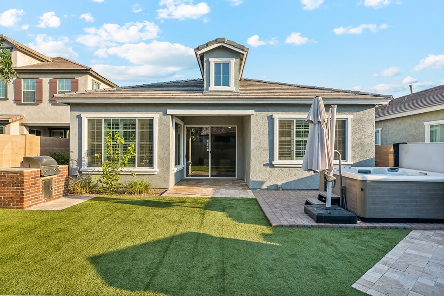 Building Photo - 10560 E Nichols Ave