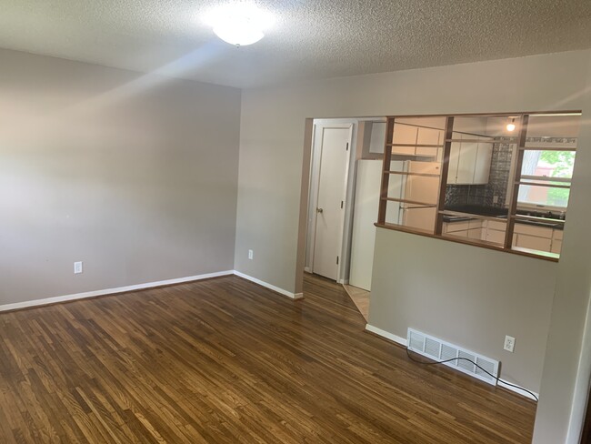 Building Photo - 513 W Clark St