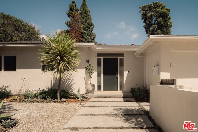 Building Photo - 914 Bienveneda Ave