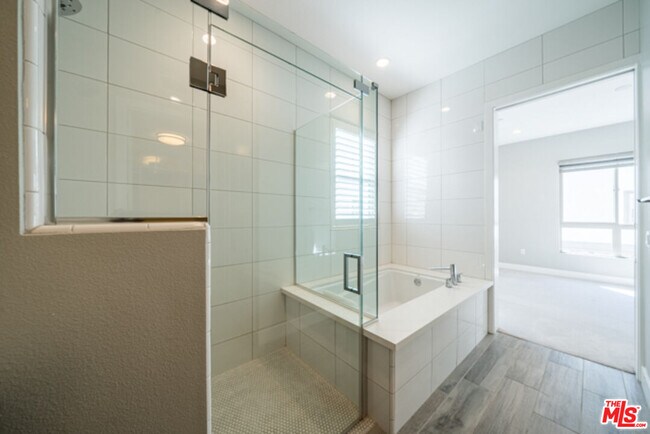 Building Photo - 5837 Village Dr