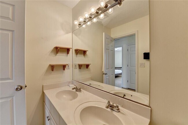 Building Photo - 435 Leasingham Way