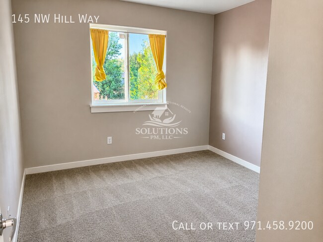 Building Photo - 145 NW Hill Way