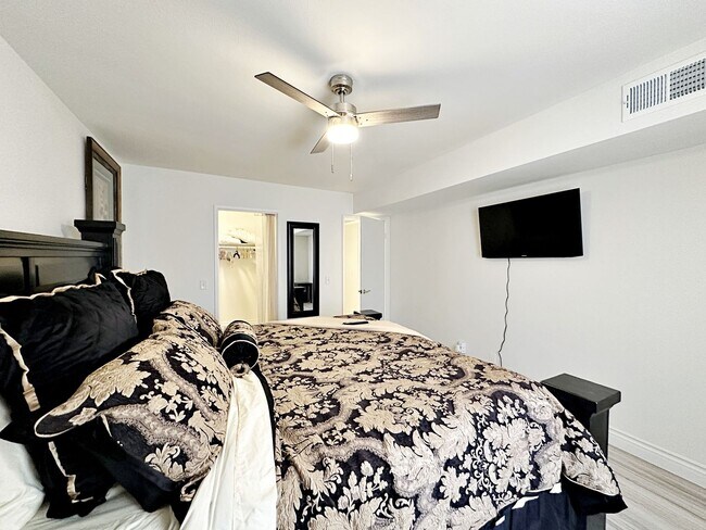 Building Photo - FULLY FURNISHED 2 BEDROOM CONDO WITH STRIP VIEWS