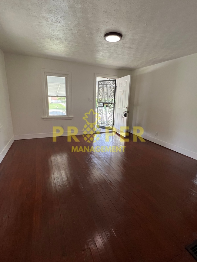 Building Photo - 3 bedrooms 1 bathroom house