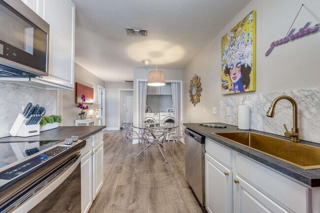 Building Photo - Fully Furnished, Updated 2BR Duplex in Quiet West Sherman