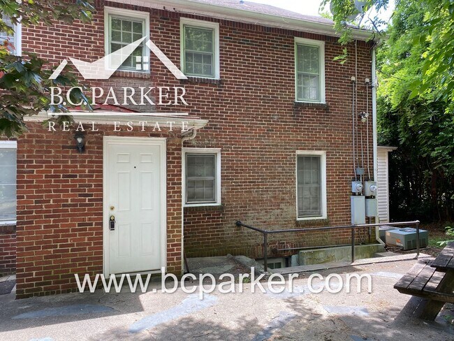 Building Photo - 2 Bedroom, 1 Bath - Apartment