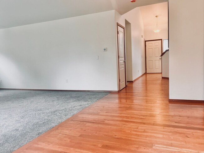 Building Photo - Enormous 4 Bed 2.5Bath + Bonus Room Great Lacey Neighborhood