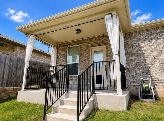Building Photo - 220 Pepperbark Loop