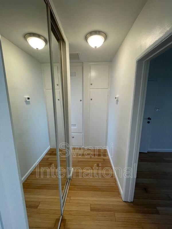 Building Photo - 833 W 97th St