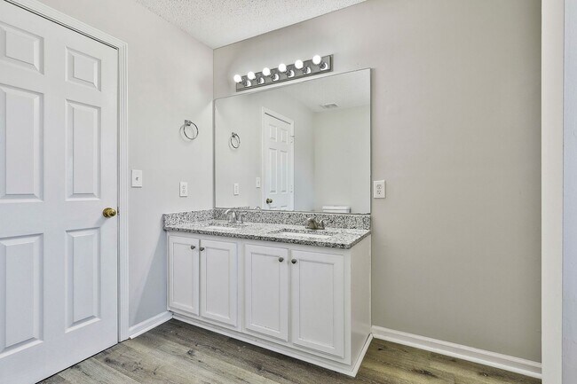 Building Photo - 3BR Home in Jonesboro. Spacious Primary Suite & Convenient Location