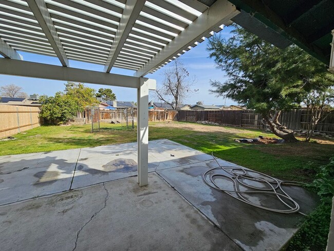 Building Photo - 3 Bd 2 Ba Home in South Bakersfield