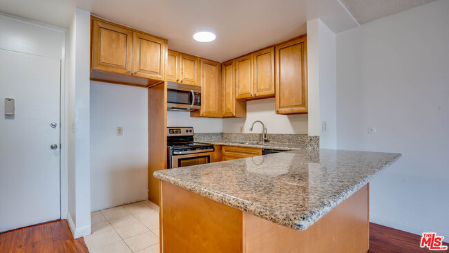 Building Photo - 425 S Kenmore Ave