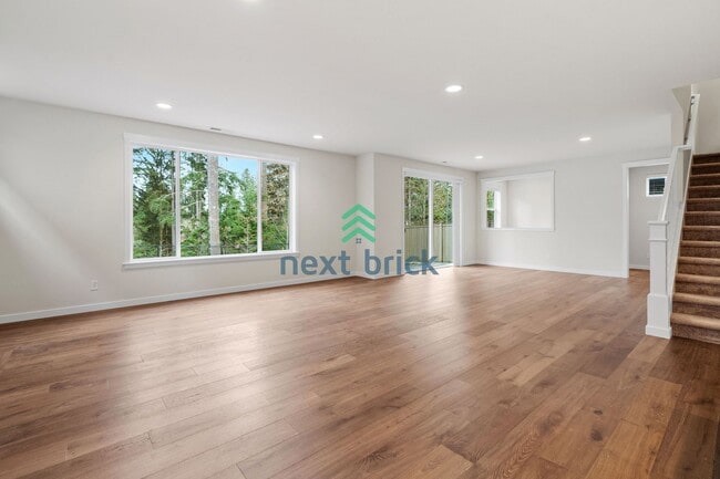 Building Photo - 5 BED & 3.5 BATH FOR RENT