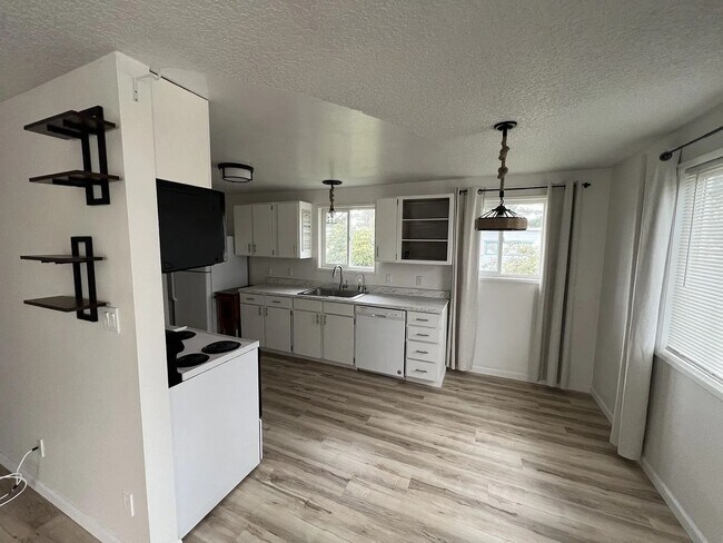 Building Photo - Well Maintained, 2-Bedroom, 1-Bath Home Cl...