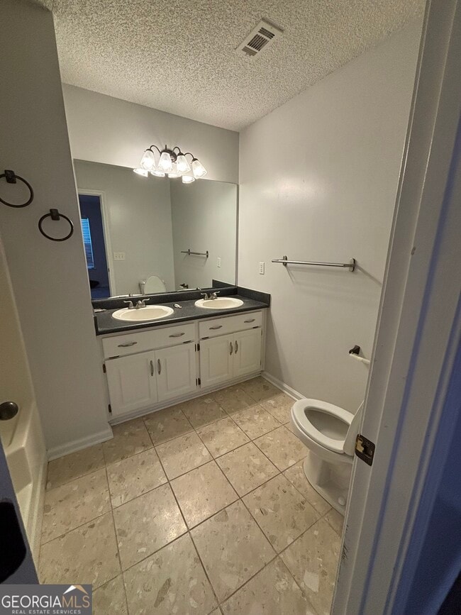 Building Photo - 303 Foxwood Dr