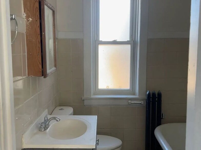 Building Photo - 4832 W Montrose Ave