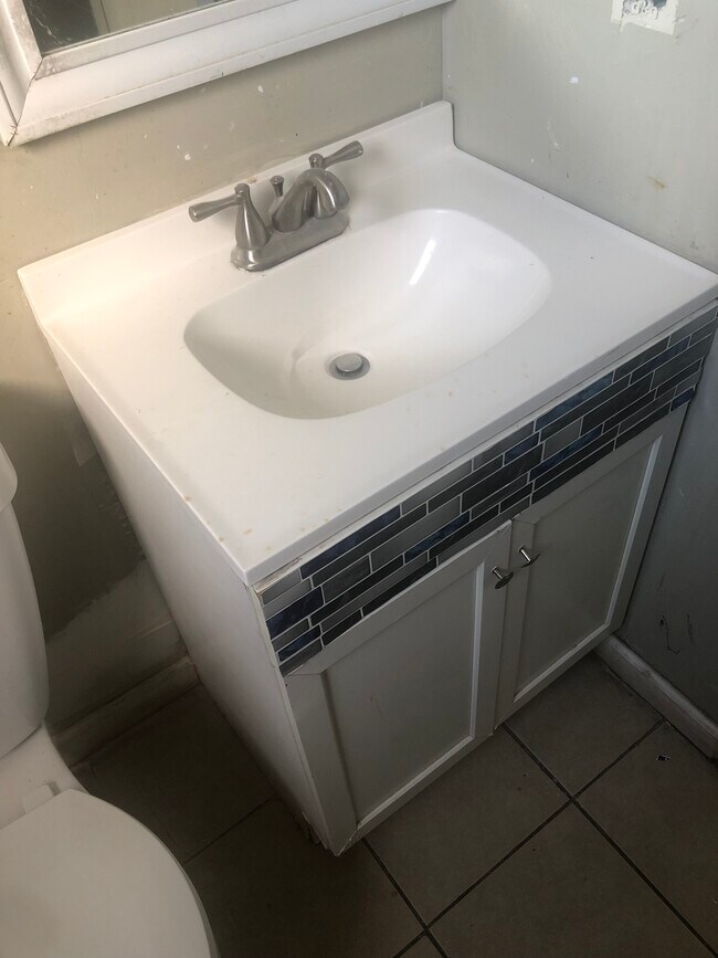 Building Photo - 146 Plymouth St