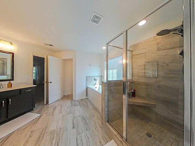 Building Photo - 2305 Sheridan Dr