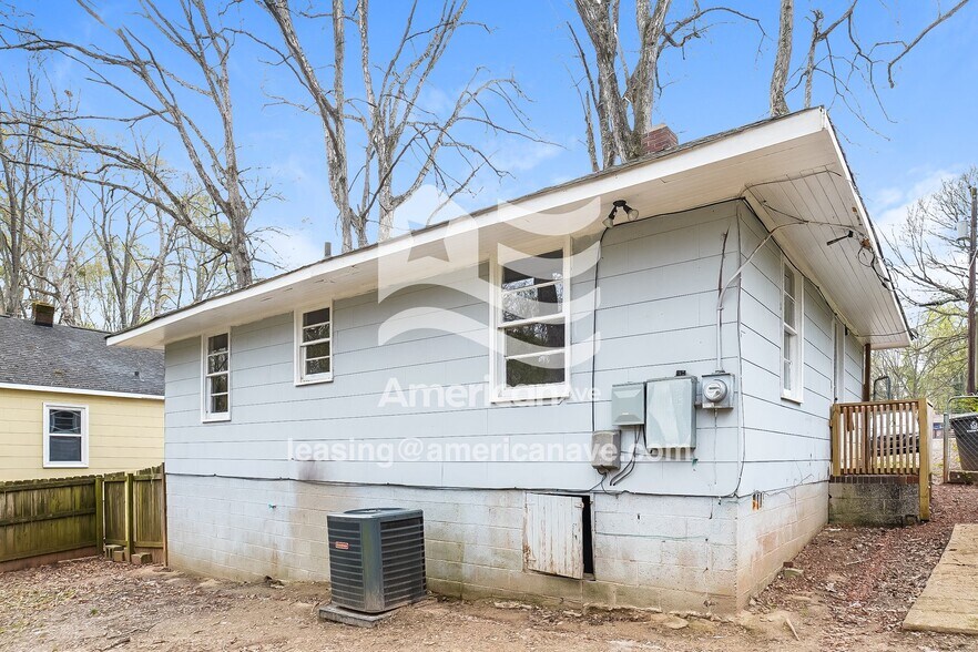 Building Photo - 2306 Redbud Ln