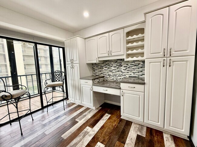 Building Photo - 2800 Cove Cay Dr