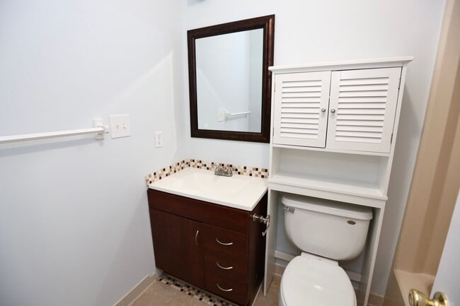 Building Photo - Upgraded Condo at Chic's beach!! Updated K...