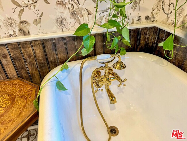 Building Photo - 370 Main St