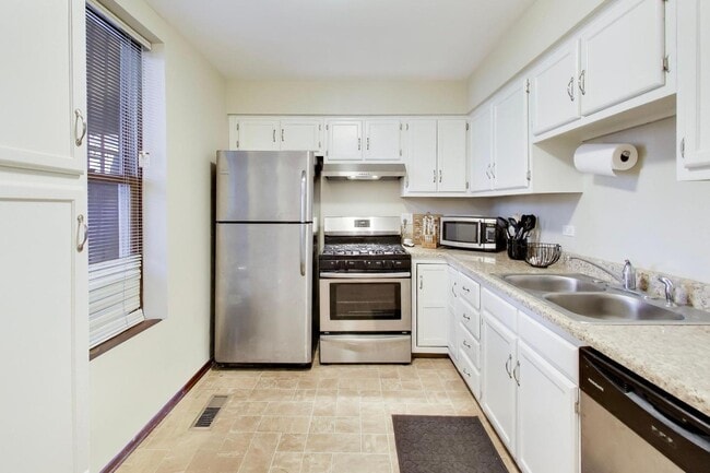 Building Photo - 922 W Fullerton Ave