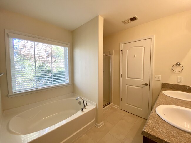 Building Photo - Move In Ready Town House Located in the Vi...