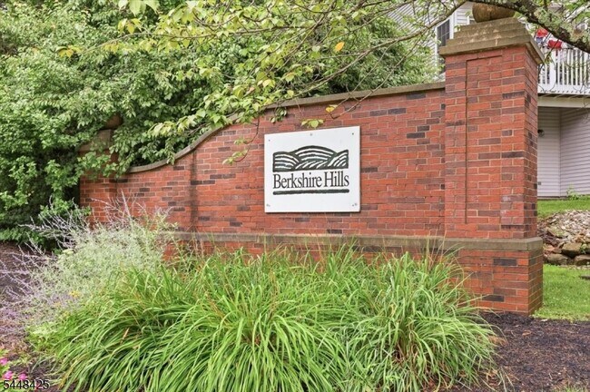 Building Photo - 604 Knollwood Ct