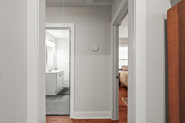 Building Photo - Short Term Only