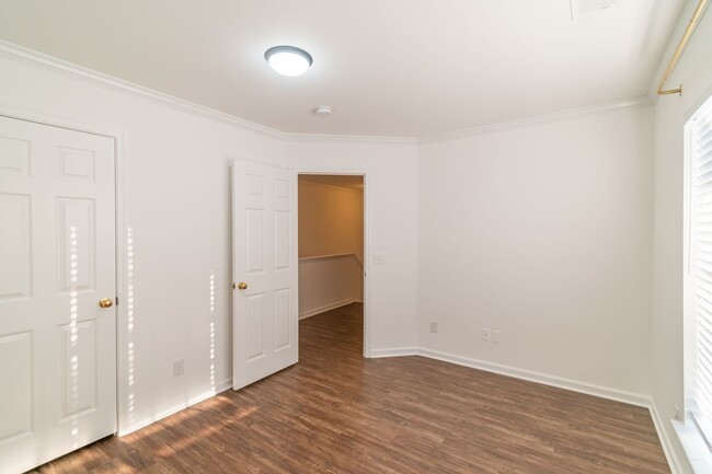 Building Photo - Charming end unit townhome in Matthews!