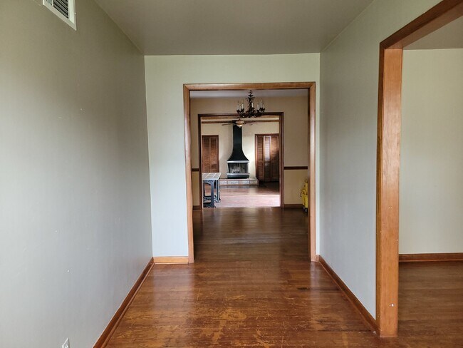 Building Photo - "Spacious 3-Bed Haven with Hardwood Floors in Huntsville – 2115 Sq Ft of Comfort!"