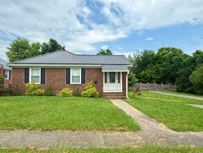 Building Photo - 3 bedroom 1.5 bathroom house