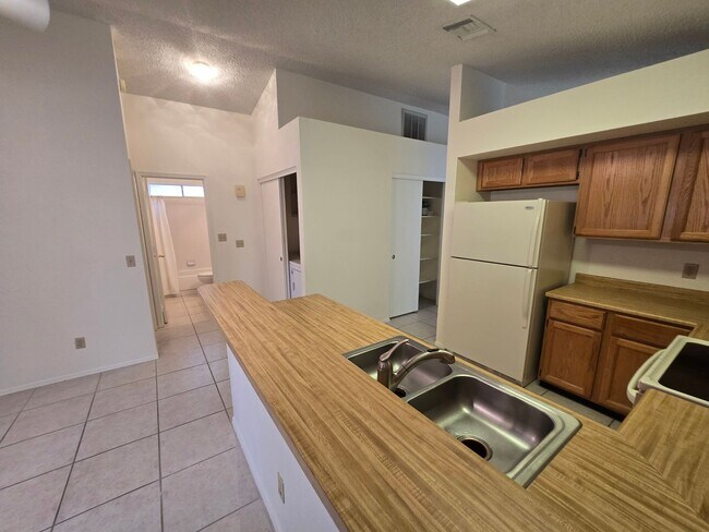 Building Photo - 1120 N Val Vista Dr