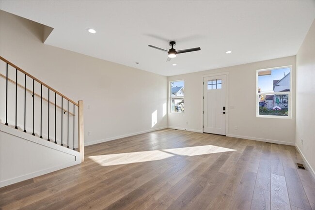 Building Photo - 717 E Lacrosse Ave