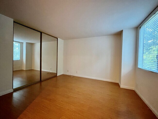 Building Photo - Charming, Light and Bright Wilshire Selby East with a spacious floor plan
